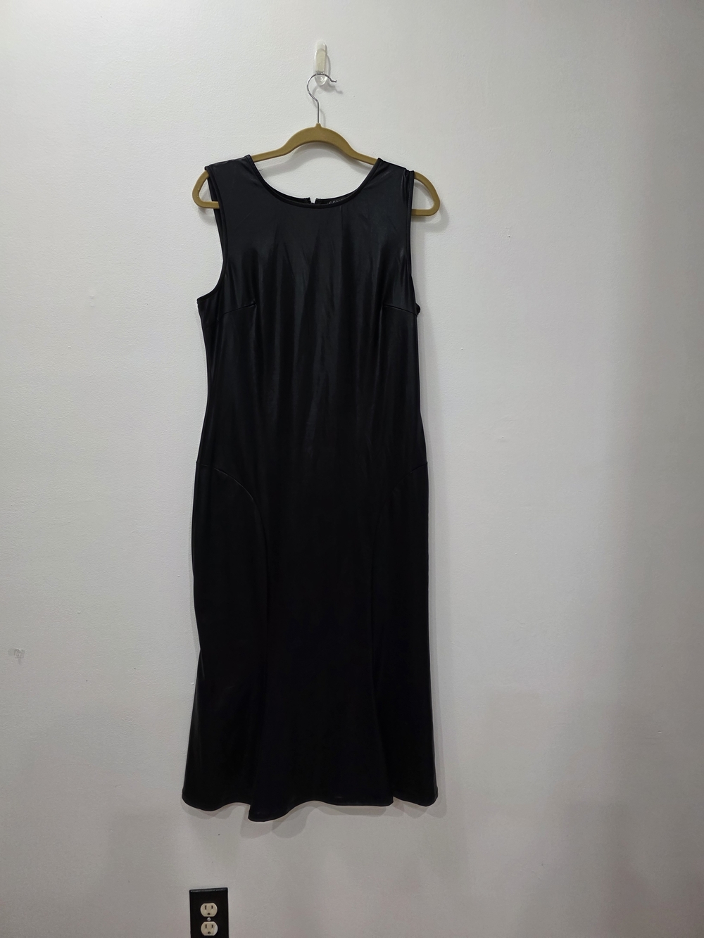 VENUS Black Sleeveless Midi Dress